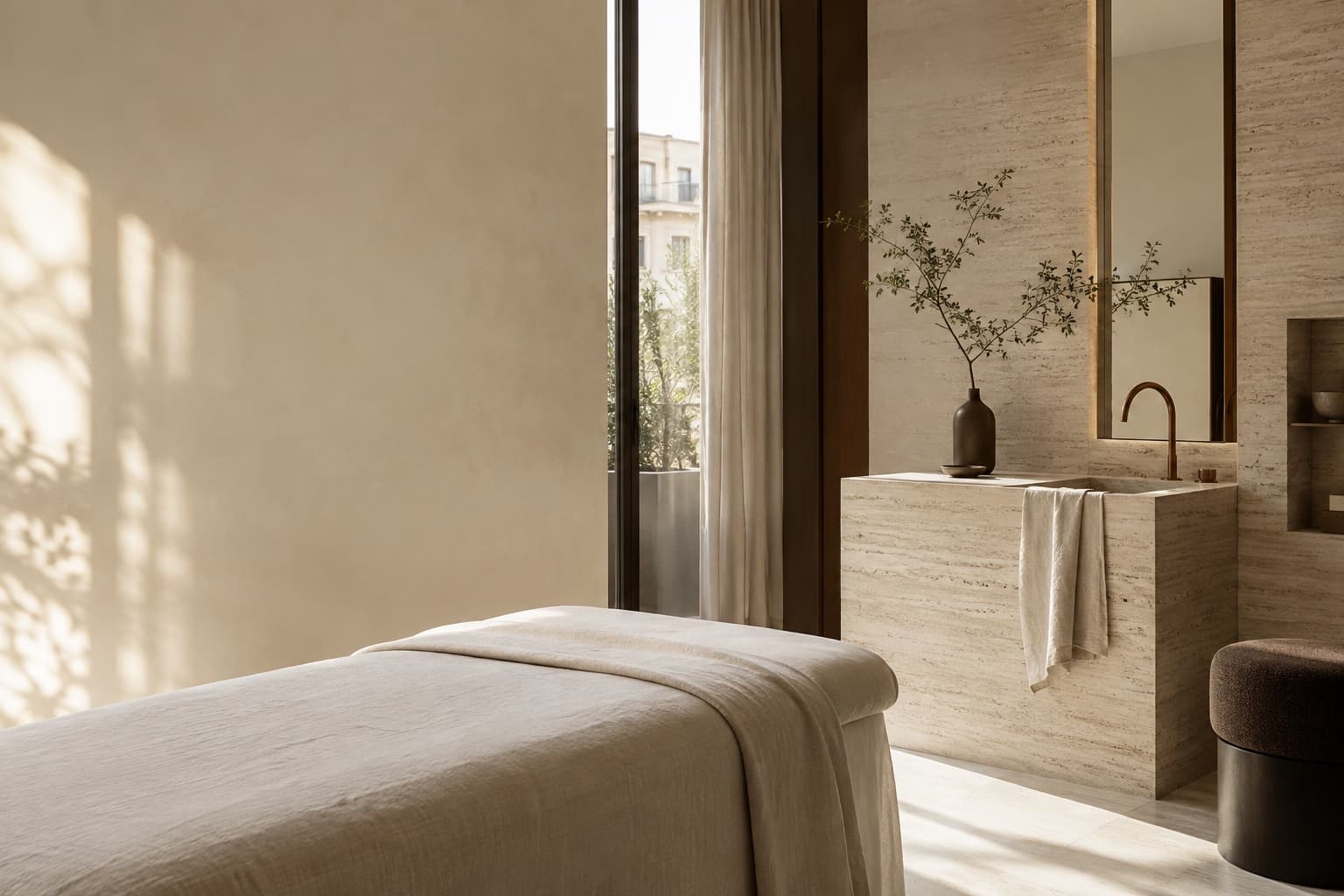 Cabina luminosa con lettino e lavabo in pietra naturale